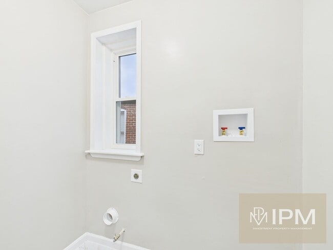 Building Photo - Beautiful 4 Bedroom, 1 Bath Home with Off-Street Parking!!