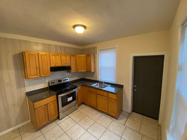 Building Photo - 547 S Redfield St