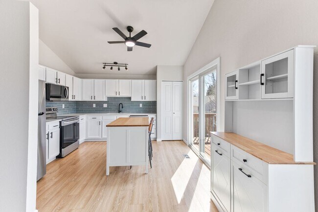 Building Photo - 4 Bedroom 2 Bathroom Large Yard in South West Fort Collins