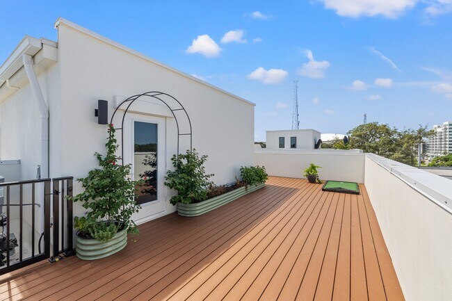 Building Photo - 320 15th St N