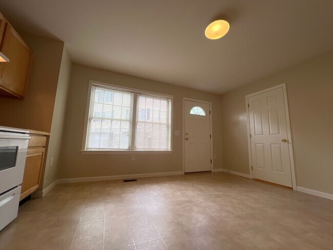 Building Photo - 4 Pineview Pl