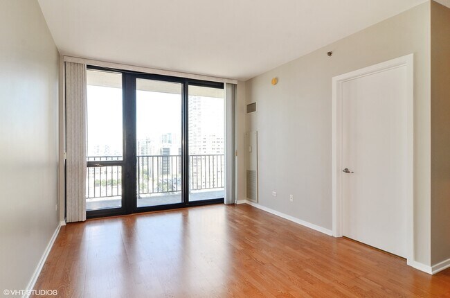 Building Photo - 210 S Desplaines St