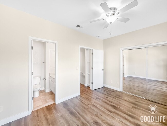 Building Photo - Stunning 2B/2.5BA Townhome in Mission Hill...