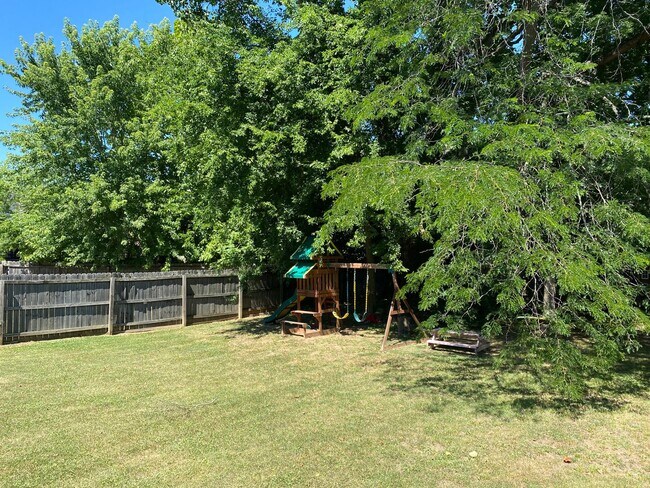 Building Photo - Great Location!! Beautiful Partial Brick H...