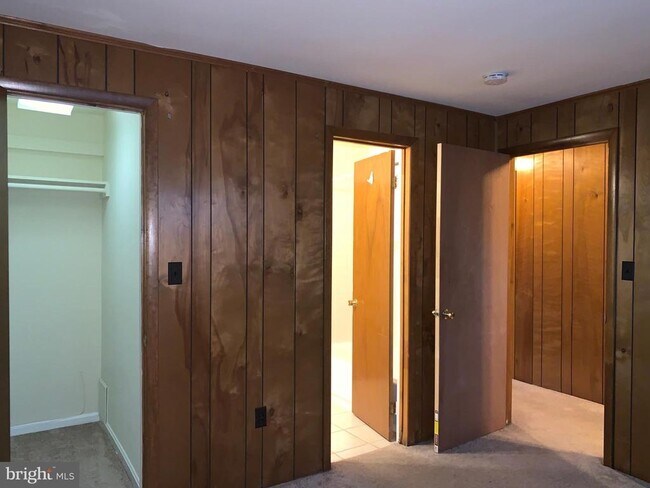 Building Photo - 1658 Colonial Way