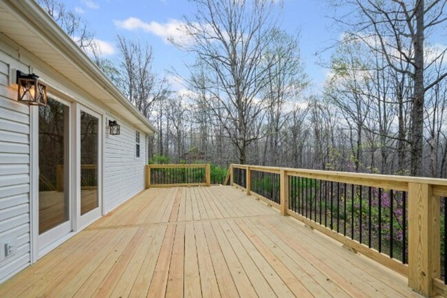 Building Photo - Country Living on 5 Acres