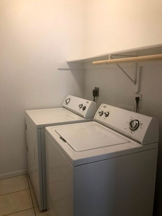 Building Photo - Wonderful 3 bed 3.5 bath near Clinton Lake!