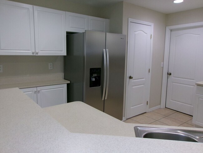 Building Photo - Available Now With 1/2 Off First Month's Rentl! Nice 3/2/2 Across From Oasis North School & Park