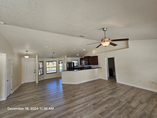 Building Photo - ** Beautiful 3/2 home featuring modern upgrades and a prime location!**