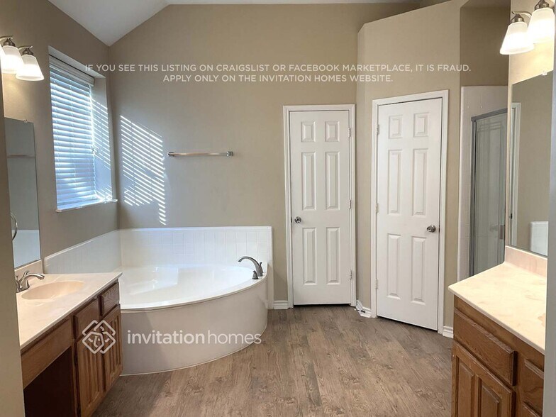 Building Photo - 2 Devon Ct