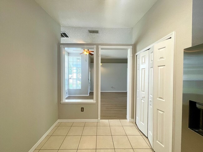 Building Photo - 3/2 ALAFAYA WOODS ADORABLE HOME in OVIEDO!