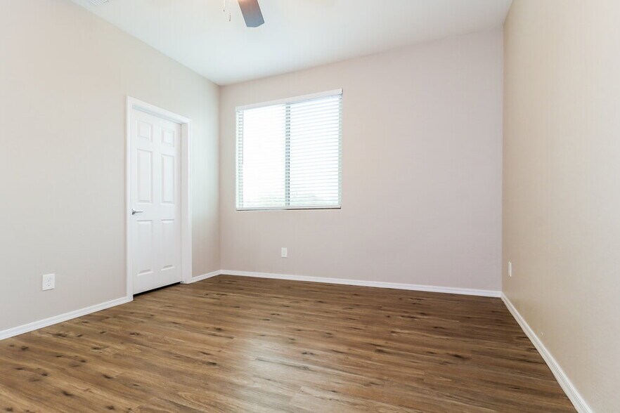 Building Photo - 7106 W Winslow Ave