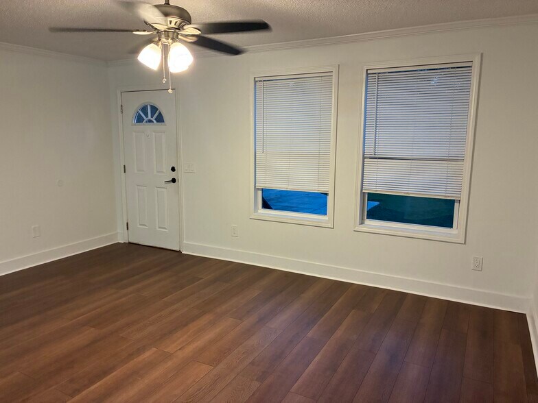 Building Photo - 121 Jackson Blvd #2