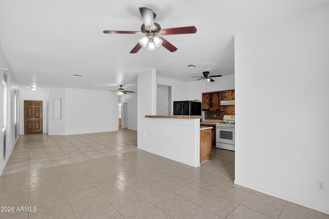 Building Photo - 1476 E Avenida Grande