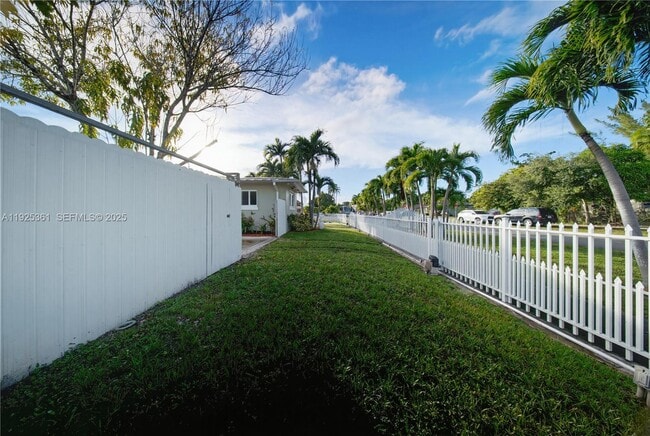 Building Photo - 300 NE 175th St