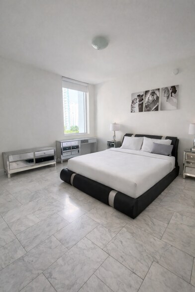 Building Photo - 1060 Brickell Ave