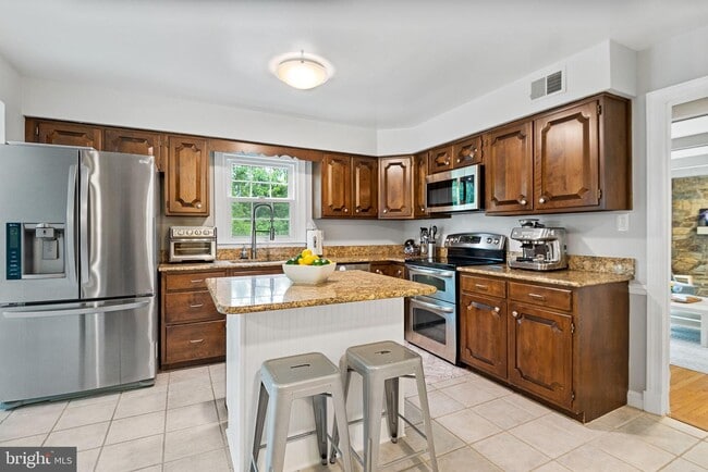 Building Photo - 1 Glenhurst Ct