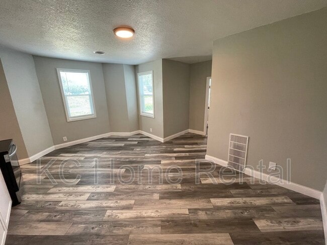 Building Photo - 3400 E 14th St