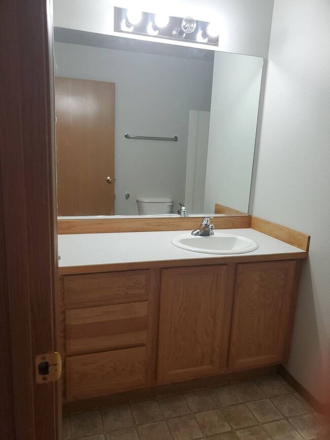 Building Photo - Wonderful 3 bedroom 2 bath Duplex in Post ...
