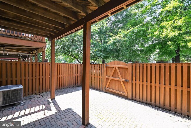 Building Photo - 2434 Sandwich Ct