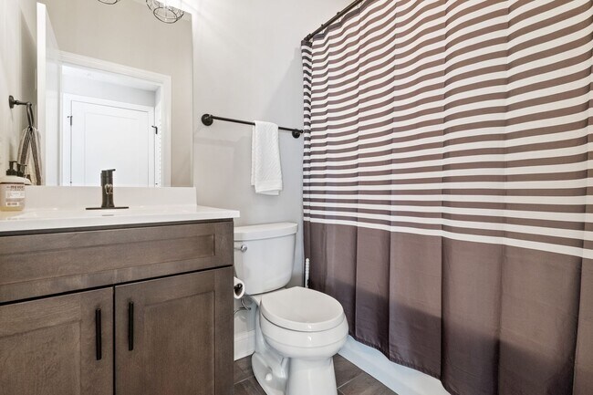 Building Photo - Luxury 3-Bedroom, 4-Bathroom House in Sout...