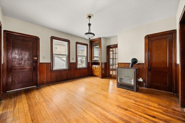 Building Photo - 576 Slade St