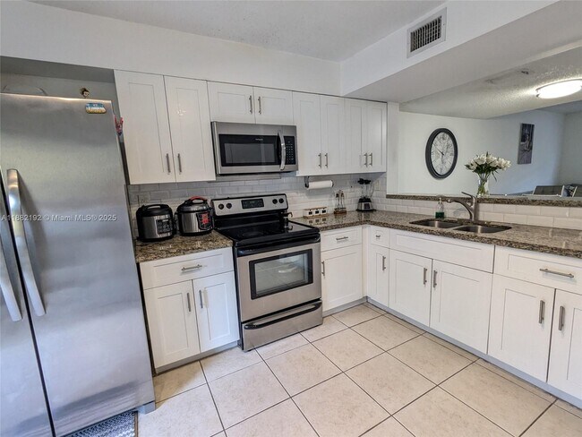 Building Photo - 8249 SW 149th Ct