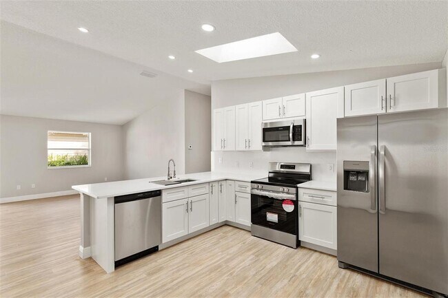Building Photo - 1613 Navidad St