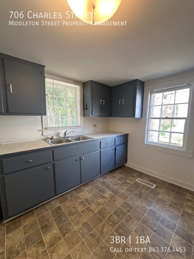 Building Photo - 706 Charles St