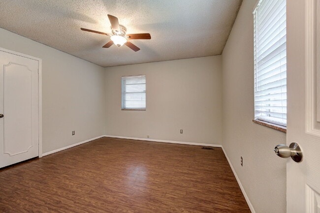 Building Photo - Rollingwood Beauty!
