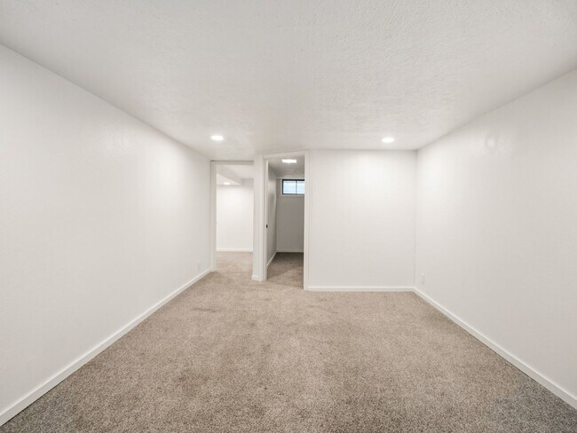 Building Photo - 6011 N Braeburn Dr