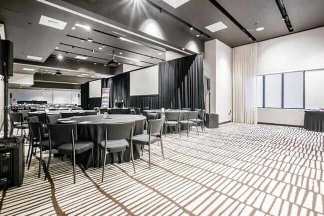 Building Photo - 601 NE 1st Ave