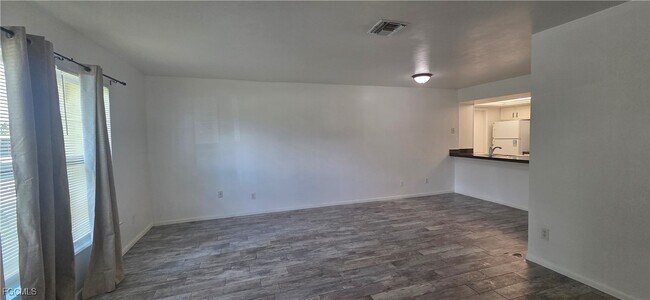 Building Photo - 933 SE 23rd Pl