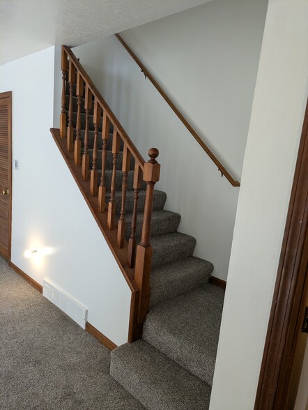 stairs first floor landing - 11337 Ford Road