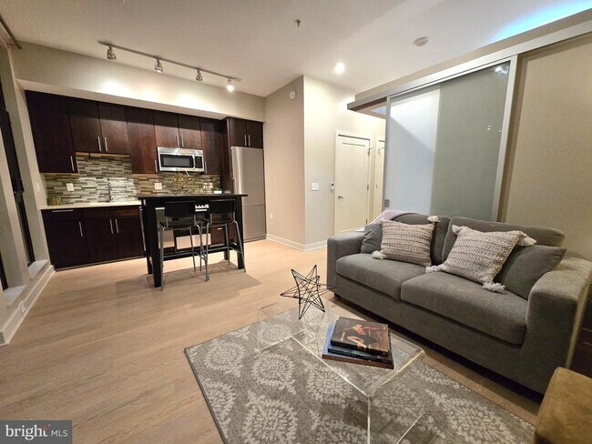 Building Photo - 1320 Fenwick Ln