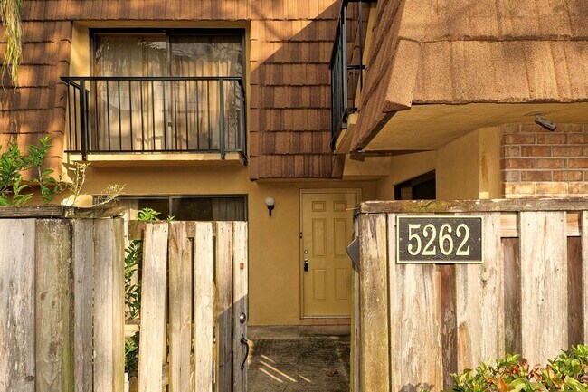 Building Photo - This 2/2.5 spacious townhouse could be you...