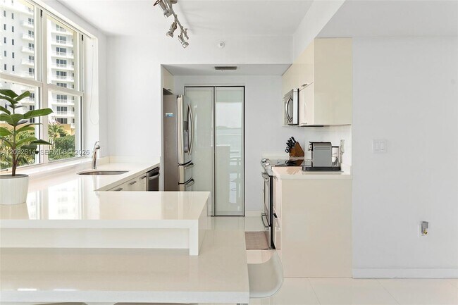 Building Photo - 800 Claughton Island Dr