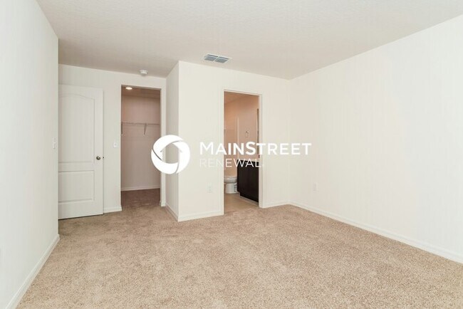 Building Photo - 4 Bedroom Pet-Friendly Home in Leesburg, FL with Main Street Renewal