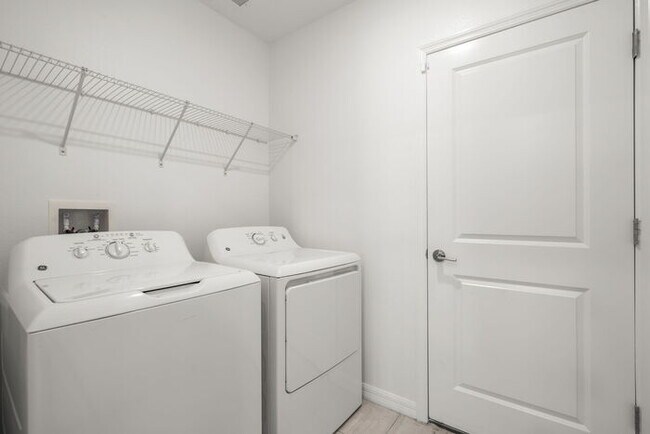 Building Photo - LIKE  NEW Home For Rent in Zephyrhills!