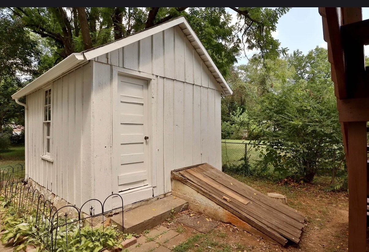 Building Photo - 317 E Glenwood St