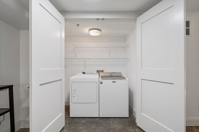 Building Photo - 905 Juniper St NE