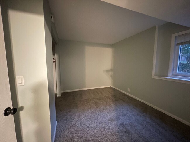 Building Photo - 6770-6772 Pleasantview St NE