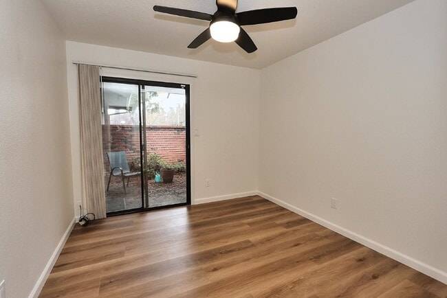 Building Photo - Beautiful corner halfplex available now for rent!