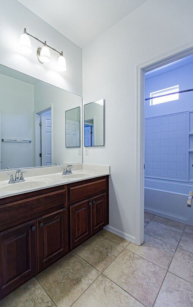 Building Photo - Townhome near Downtown Summerlin