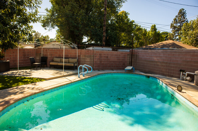 Saltwater pool - 20322 Roscoe Blvd