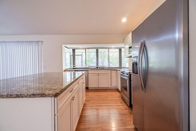 Building Photo - 607 SW Lucero Dr