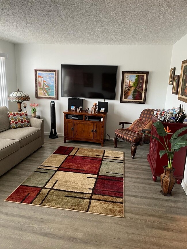 Building Photo - 2052 Cornwall C