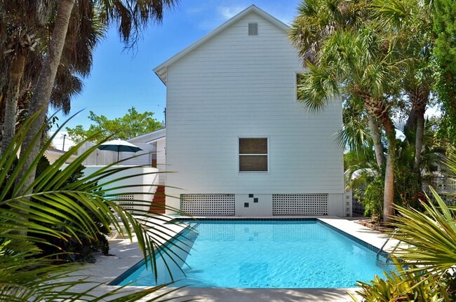 Building Photo - Key West style home on Siesta Key minutes to village and beaches