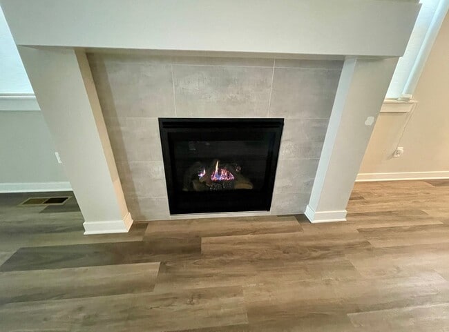 Building Photo - Spacious 3-bedroom and 2nd living room 2 1/2-full bath with New carpet, pad and LVT flooring