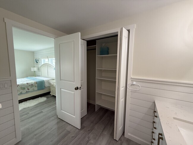 Building Photo - 637 Los Altos
